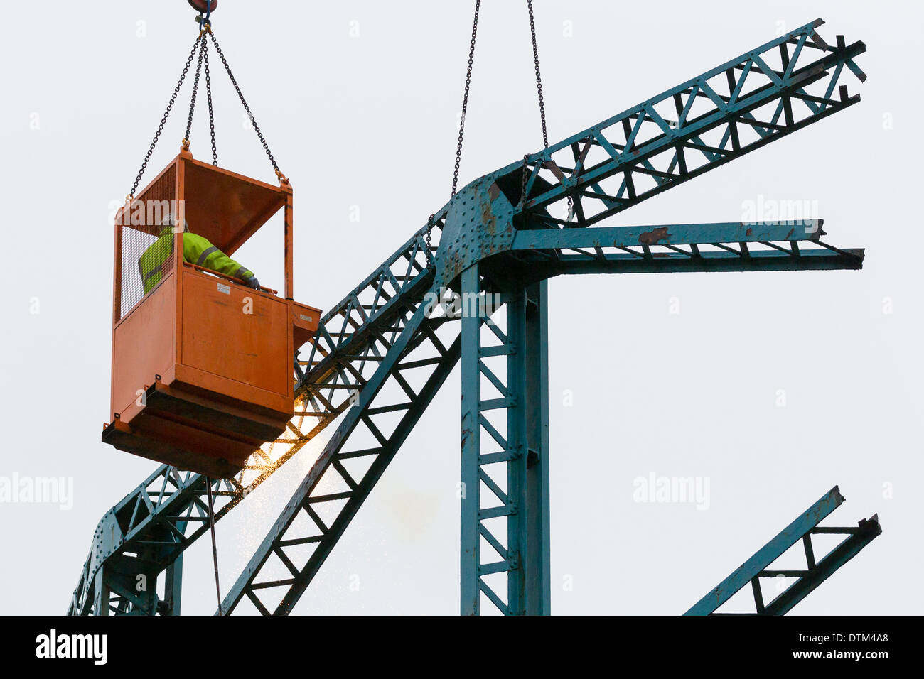 La demolizione di un vecchio contenitore di gas gasometro Foto Stock