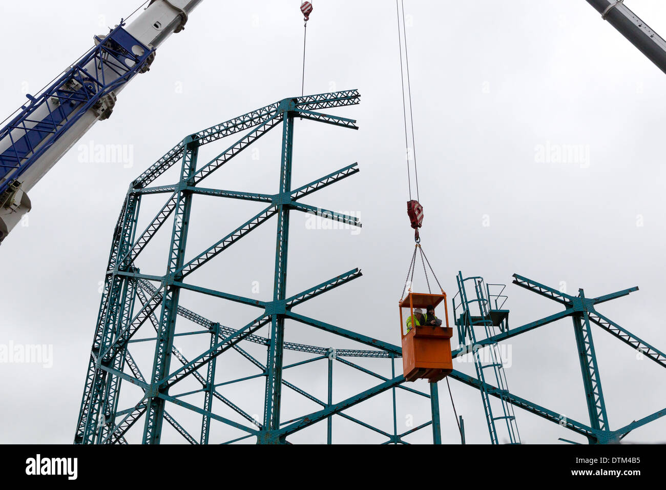 La demolizione di un vecchio contenitore di gas gasometro Foto Stock