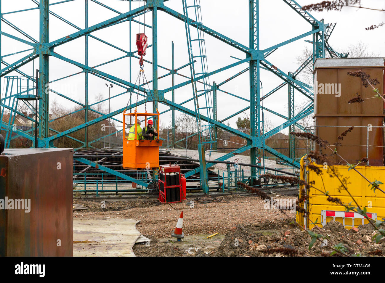 La demolizione di un vecchio contenitore di gas gasometro Foto Stock