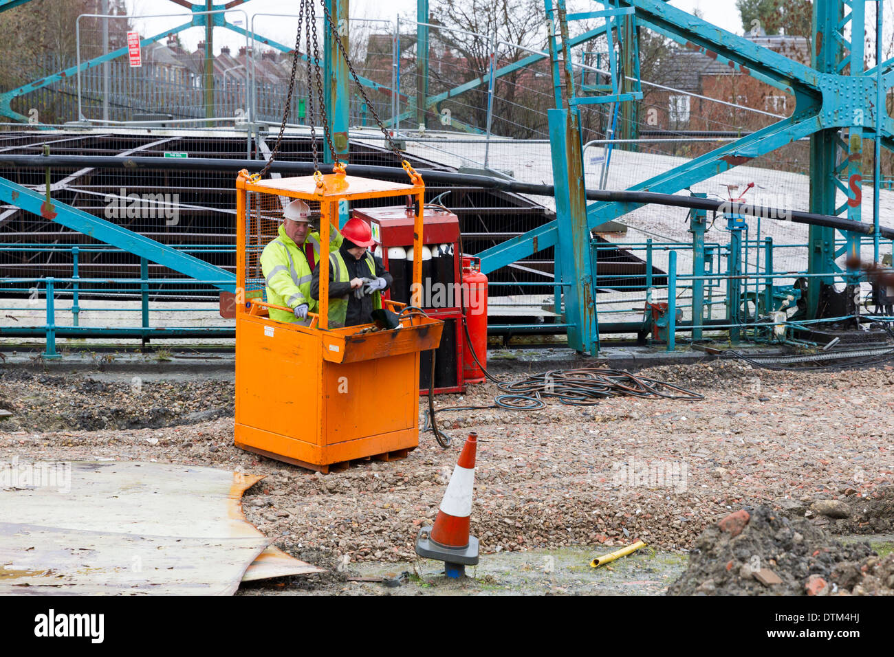La demolizione di un vecchio contenitore di gas gasometro Foto Stock