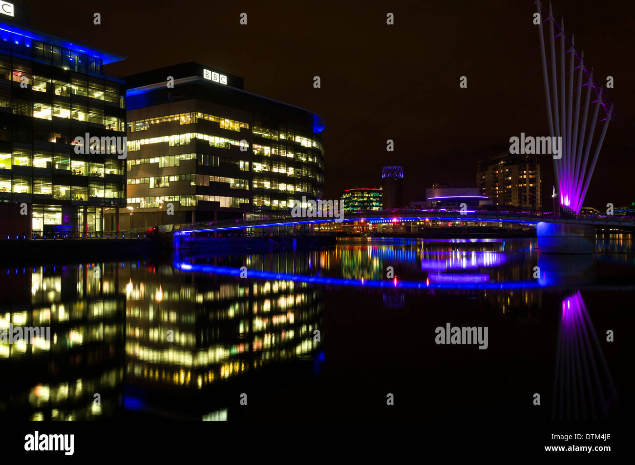 Il complesso MediaCityUK e swing passerella oltre il Manchester Ship Canal a Salford Quays, Manchester, Inghilterra, Regno Unito. Foto Stock