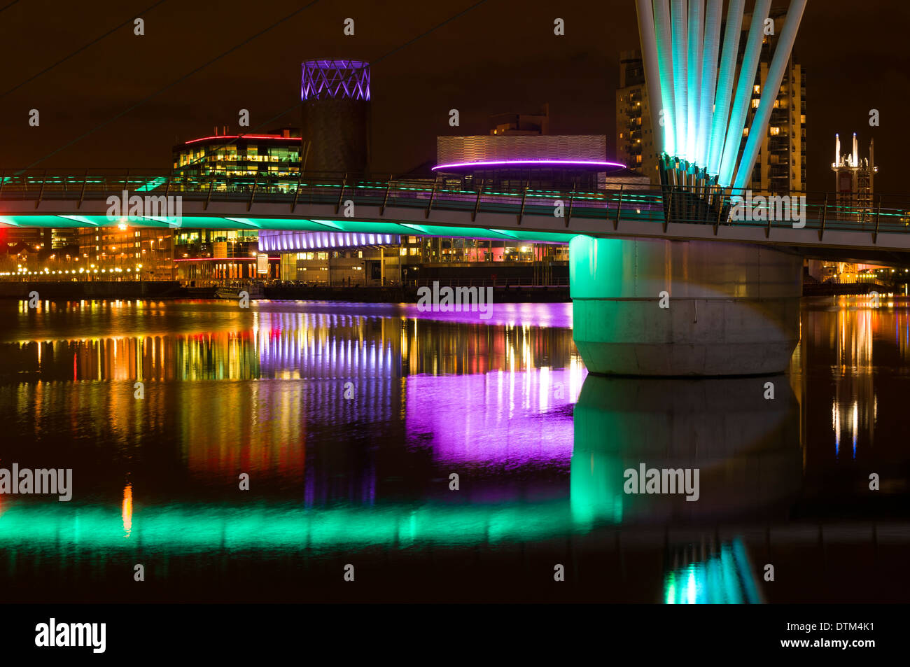 Il Lowry Arts Center e il Footbridge MediaCityUK, oltre il Manchester Ship Canal a Salford Quays, Manchester, Inghilterra, Regno Unito. Foto Stock