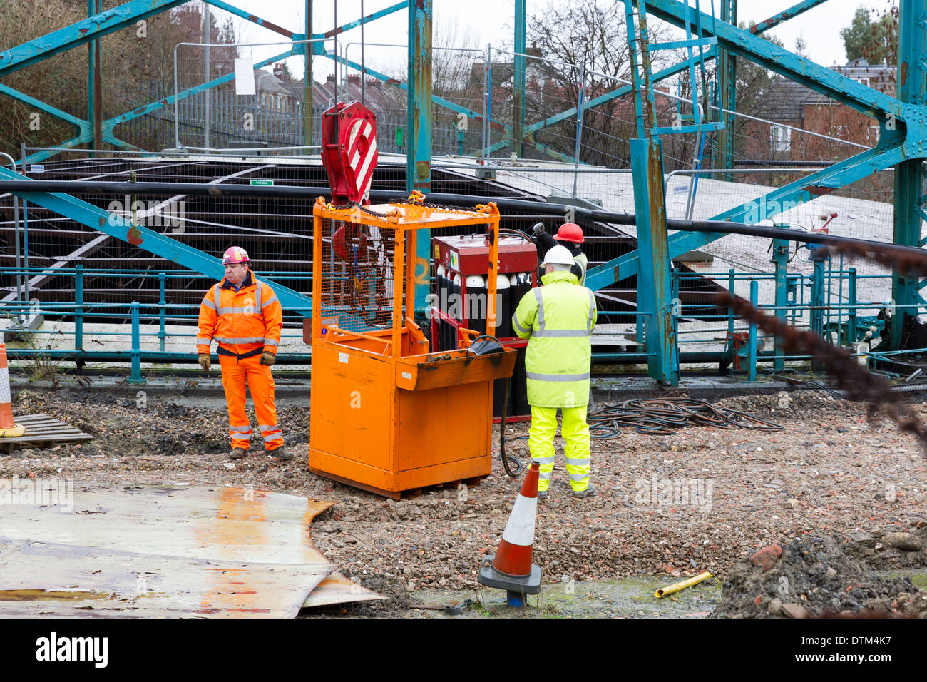 La demolizione di un vecchio contenitore di gas gasometro Foto Stock