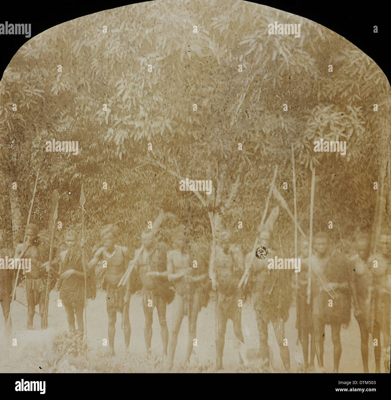 Una tribù in tradizionale abito da caccia del Congo, fotografata tra il 1900 e il 1915, che mostra l'abbigliamento culturale e le usanze del popolo. Foto Stock