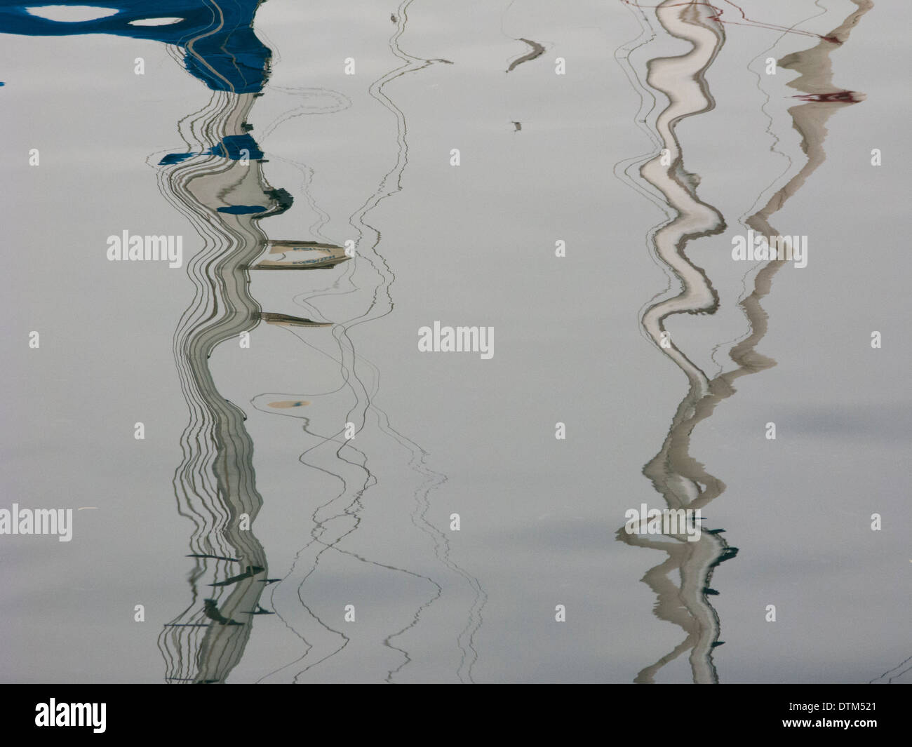 Riflessi di montanti in barca in acqua calma Foto Stock