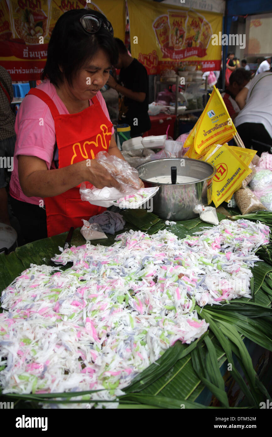 Il cinese del cibo vegetariano in stallo durante il festival vegetariano a Bangkok Chinatown , della Thailandia Foto Stock