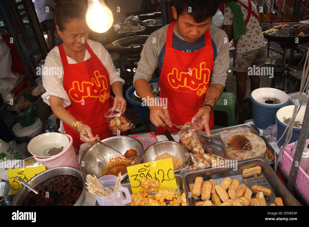 Il cinese del cibo vegetariano in stallo durante il festival vegetariano a Bangkok Chinatown , della Thailandia Foto Stock