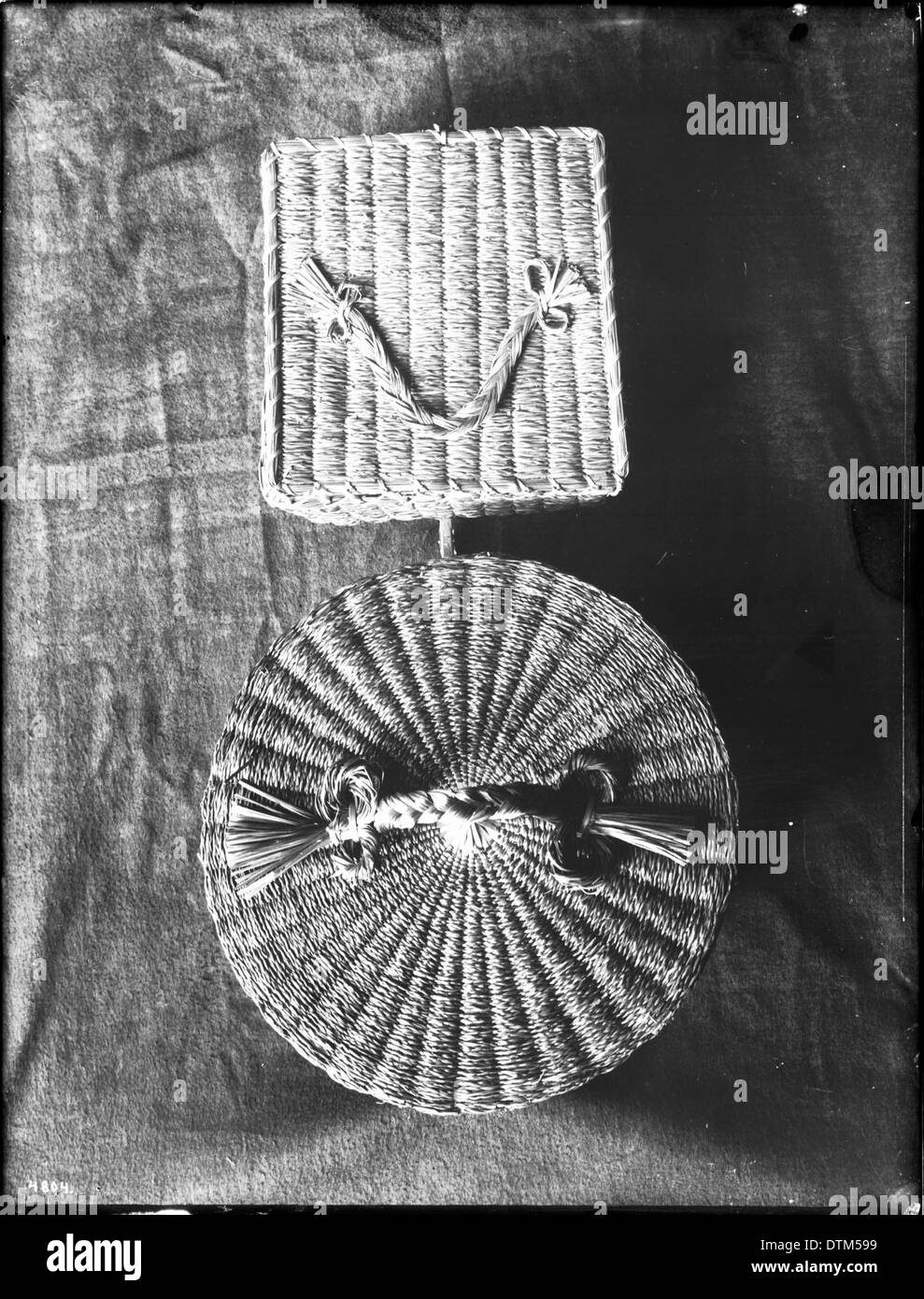 La fotografia mostra due cesti dei nativi americani esposti su uno sfondo di stoffa, evidenziando la loro maestria e il loro significato culturale, intorno al 1900. Foto Stock