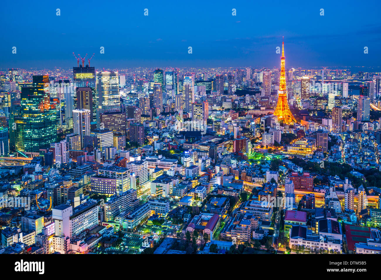Tokyo, Giappone antenna cityscape cityscape vista al tramonto. Foto Stock