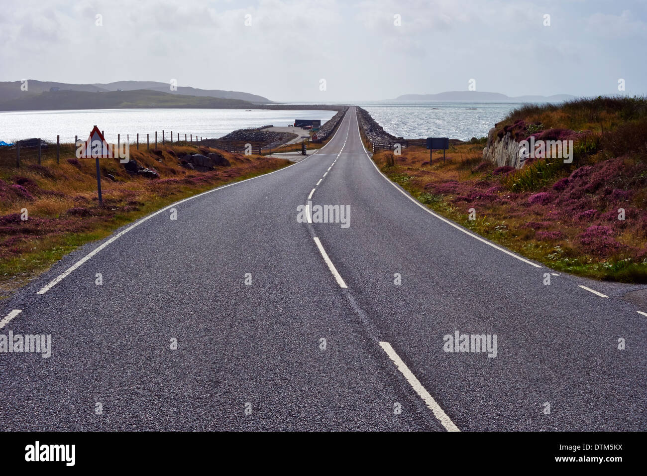 Causeway da South Uist a Eriskay nelle Ebridi Esterne, Scotland, Regno Unito. Foto Stock