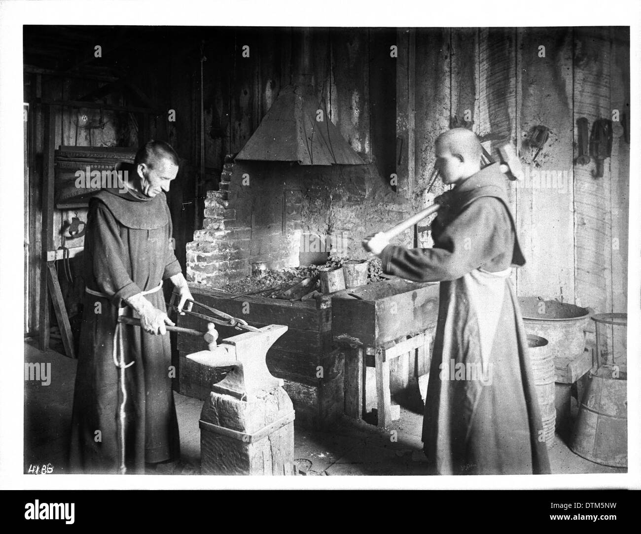 Due monaci a lavorare nel negozio di fabbro ferraio presso la missione di Santa Barbara, ca.1900 Foto Stock