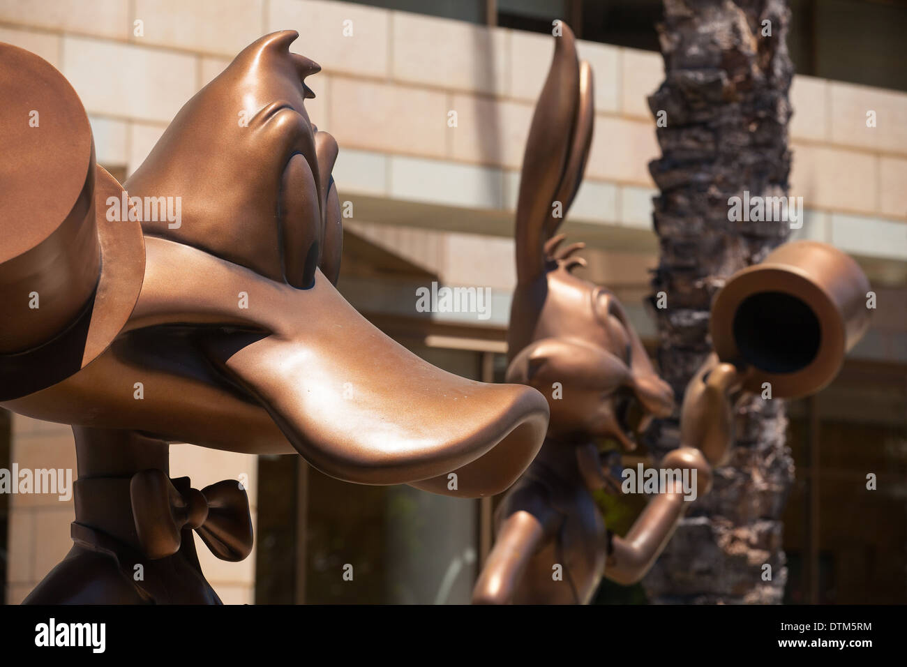 LOS ANGELES,CA-luglio 1,2011:Donald Duck e Bugs Bunny saluto i visitatori all'entrata di Warner Bros uffici a Burbank Foto Stock