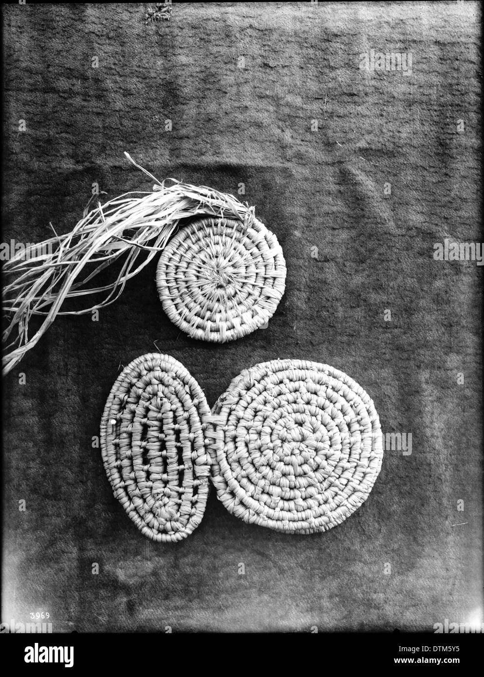 Una fotografia che mostra due cesti indiani non identificati in mostra, scattata intorno al 1900, che mette in risalto l'artigianato tradizionale dei nativi americani. Foto Stock