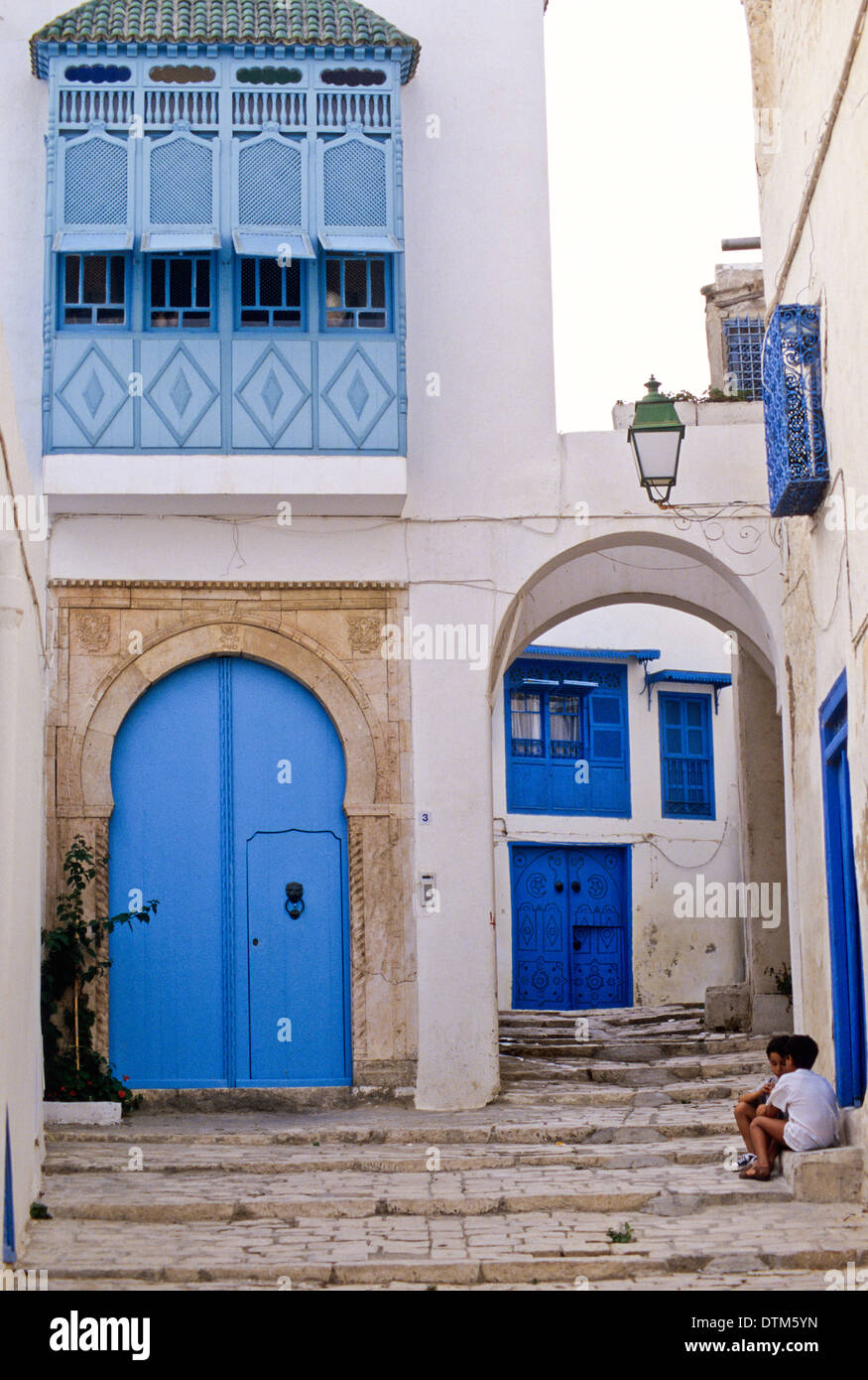 La Tunisia, Sidi Bou Said. Porta a casa privata e ingresso ad arco a lato della strada. Foto Stock