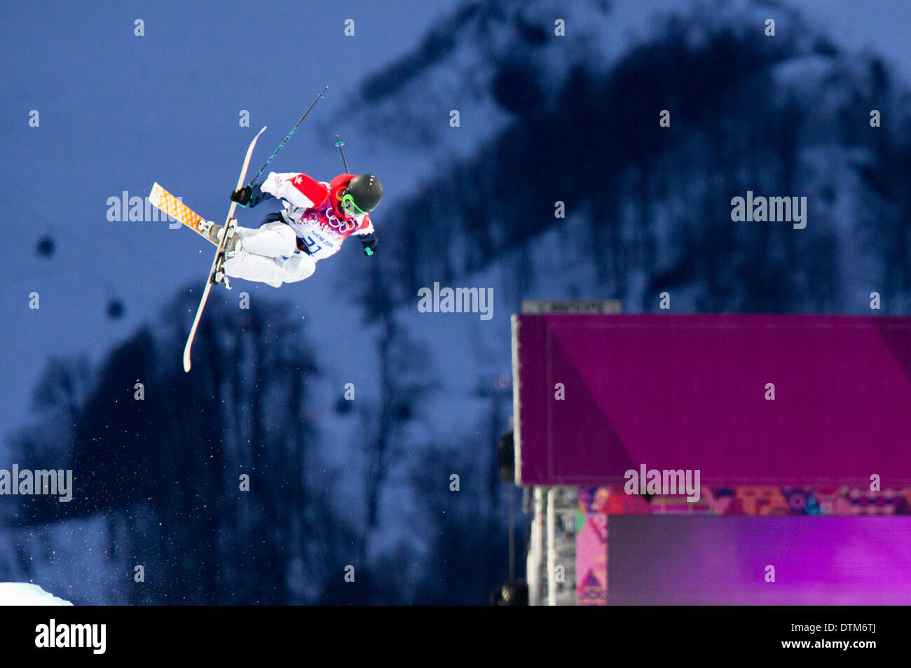 Sochi, Russia. Xx Febbraio 2014. Giochi Olimpici Invernali. Womens sci freestyle halfpipe. Emma Lonsdale (GBR) riding Ladies Ski Halfpipe qualifiche Credit: Azione Plus immagini di sport/Alamy Live News Foto Stock