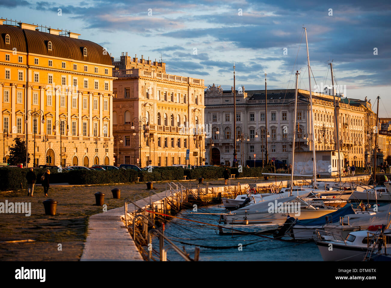 La bella città di Trieste piantato davanti al mare Adriatico Foto Stock