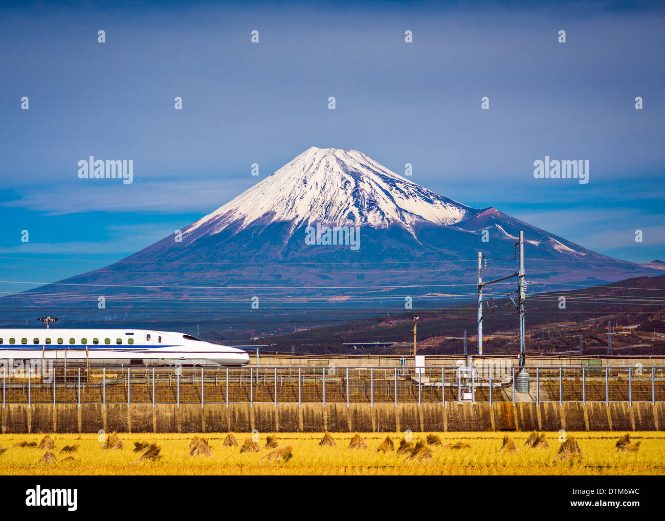 Mt. Fuji in Giappone con un treno che passa al di sotto. Foto Stock