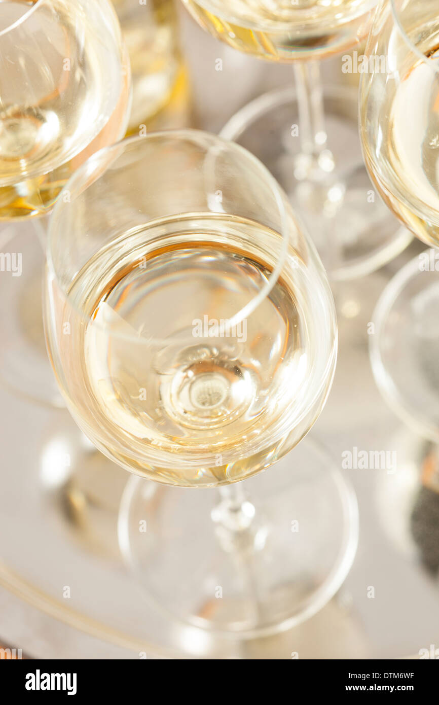 Refreshring vino bianco in un vetro su uno sfondo Foto Stock