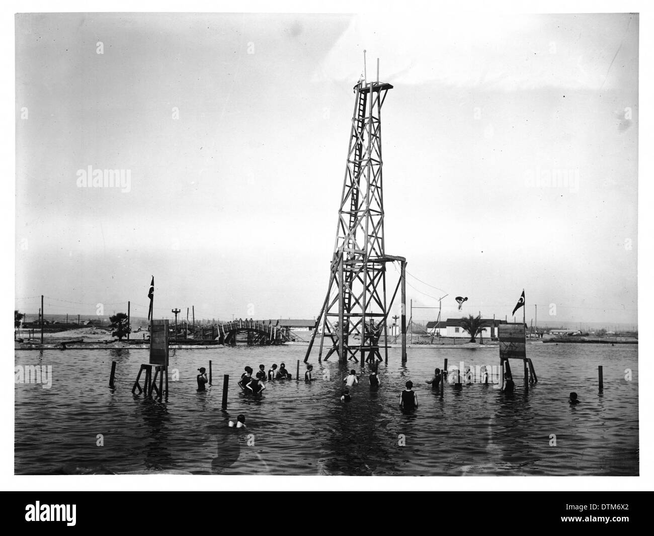 Una fotografia del 1905 circa che mostra la torre subacquea di Venezia con nuotatori in acqua, catturando una popolare attività ricreativa del tempo. Foto Stock