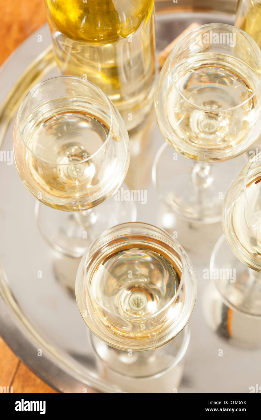 Refreshring vino bianco in un vetro su uno sfondo Foto Stock