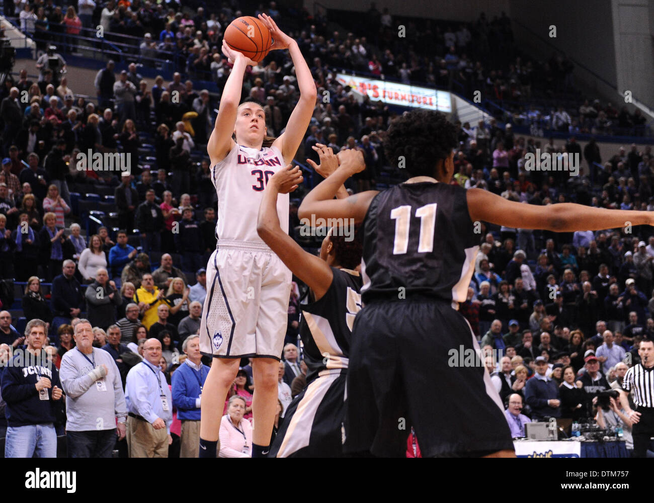 Hartford, CT, Stati Uniti d'America. 19 feb 2014. Mercoledì 19 Febbraio 2014: UConn huskies guard-forward di Luka Stewart (30) spara su Central Florida Cavalieri avanti Erika Jones (55) durante la prima metà del NCAA womens gioco di basket tra Central Florida e nel Connecticut a XL centro di Hartford, CT. Bill Shettle / Cal Sport Media. © csm/Alamy Live News Foto Stock