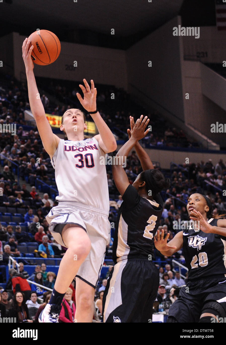 Hartford, CT, Stati Uniti d'America. 19 feb 2014. Mercoledì 19 Febbraio 2014: UConn huskies guard-forward di Luka Stewart (30) rigidi per il cesto contro Florida centrale la protezione dei Cavalieri Andrea Hines (2) durante la prima metà del NCAA womens gioco di basket tra Central Florida e nel Connecticut a XL centro di Hartford, CT. Bill Shettle / Cal Sport Media. © csm/Alamy Live News Foto Stock