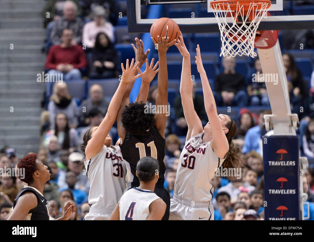 Hartford, CT, Stati Uniti d'America. 19 feb 2014. Mercoledì 19 Febbraio 2014: Central Florida Cavalieri avanti/center Yanique Gordon (11) va al cestello in basso contro UConn huskies center Stefanie Dolson (31) e di UConn huskies guard-forward di Luka Stewart (30) durante la prima metà del NCAA womens gioco di basket tra Central Florida e nel Connecticut a XL centro di Hartford, CT. Bill Shettle / Cal Sport Media. © csm/Alamy Live News Foto Stock