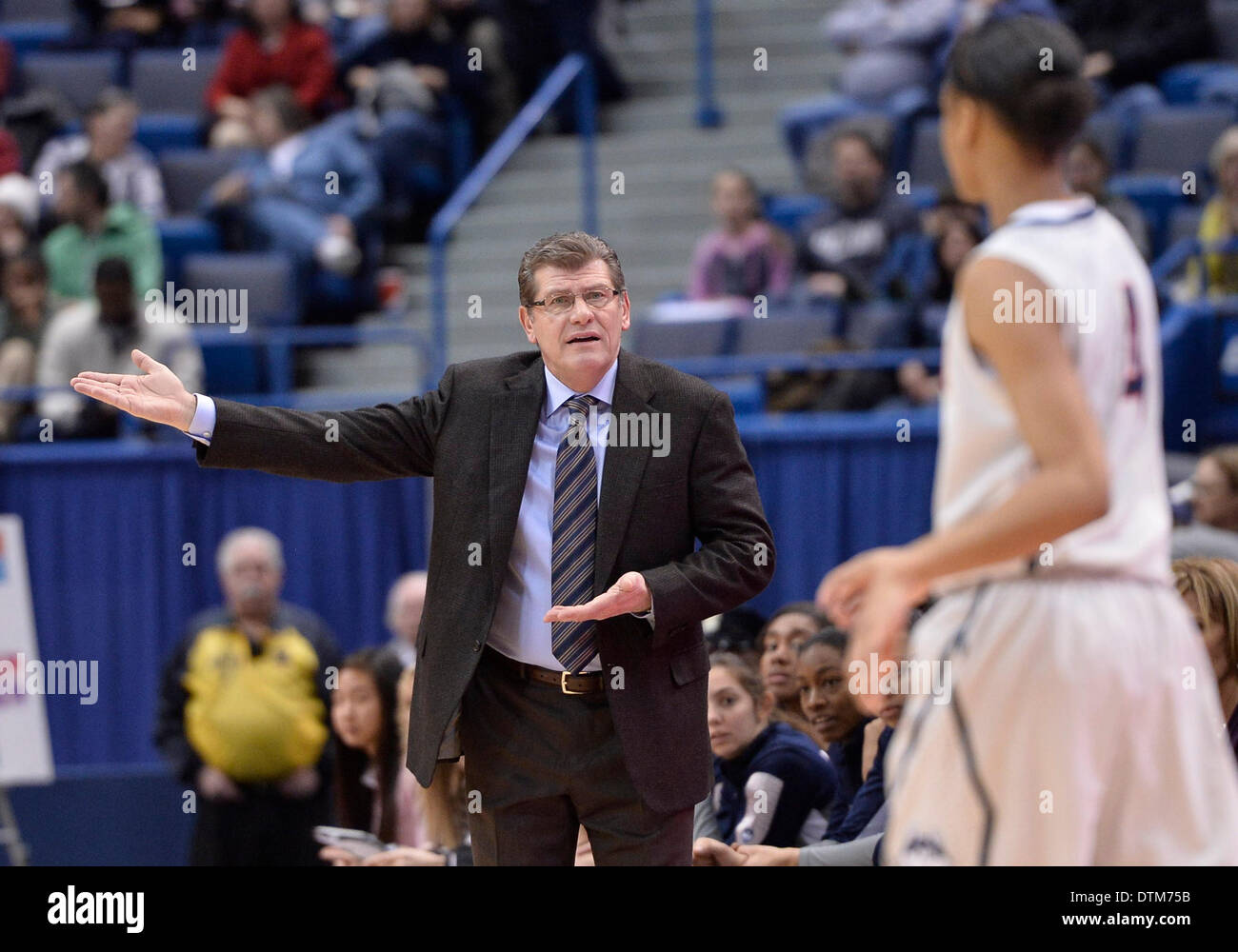 Hartford, CT, Stati Uniti d'America. 19 feb 2014. Mercoledì 19 Febbraio 2014: UConn huskies head coach Geno Auriemma effettua chiamate di UConn huskies guard Moriah Jefferson (4) durante la prima metà del NCAA womens gioco di basket tra Central Florida e nel Connecticut a XL centro di Hartford, CT. Bill Shettle / Cal Sport Media. © csm/Alamy Live News Foto Stock