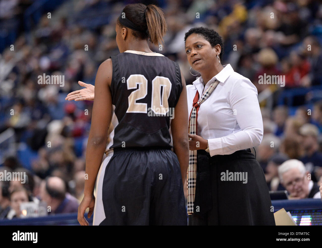 Hartford, CT, Stati Uniti d'America. 19 feb 2014. Mercoledì 19 Febbraio 2014: Central Florida Cavalieri head coach Joi Williams parla della Florida Centrale Cavalieri avanti Sara Djassi (20) lungo il margine durante la prima metà del NCAA womens gioco di basket tra Central Florida e nel Connecticut a XL centro di Hartford, CT. Bill Shettle / Cal Sport Media. © csm/Alamy Live News Foto Stock