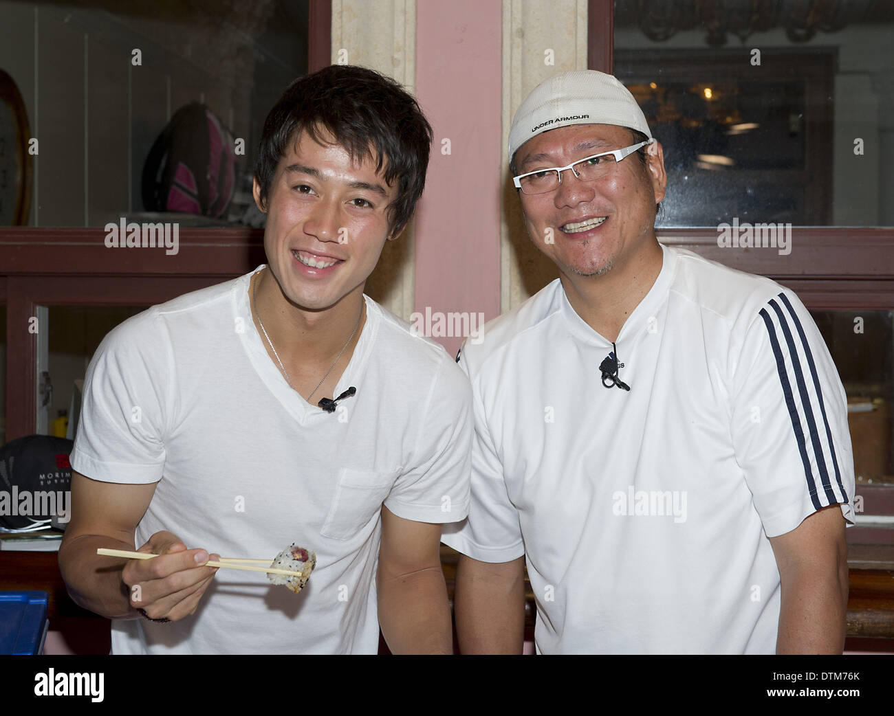 Delray, Florida, Stati Uniti d'America. 19 feb 2014. KEI NISHIKORI (JPN) mostra off il sushi ha imparato a fare il sushi con l aiuto della famosa in tutto il mondo Iron Chef Masaharu Morimoto. I due hanno intrattenuto la folla che era venuta per guardare il sushi rendendo exhibitIron al Boca Resort & Club in Boca Raton, Florida. Nishikori è in città giocando al 2014 Delray Beach aperta e più recentemente ha vinto il 2014 noi Tennis Indoor ChampIronship.fotografo Andrea, Patrono/BigShot.2014 250 ATP Tennis - Il Delray Beach Open del veneziano di Las Vegas - Giorno 3 - Mercoledì 19 Febbraio 2014 - Delray Beach Stadium & Tennis Cente Foto Stock