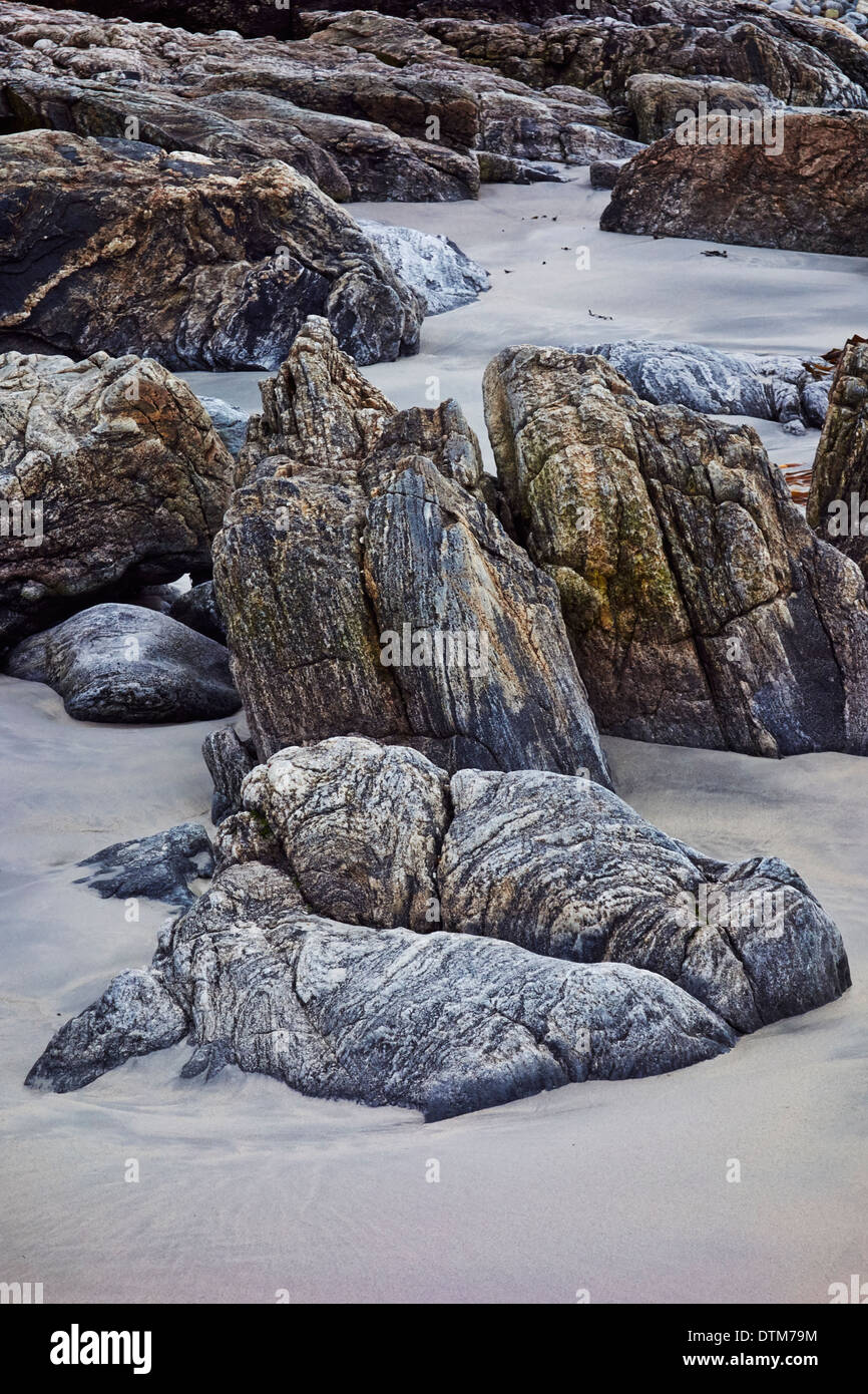 Le formazioni rocciose sulla spiaggia nelle Ebridi Esterne, Scotland, Regno Unito. Foto Stock