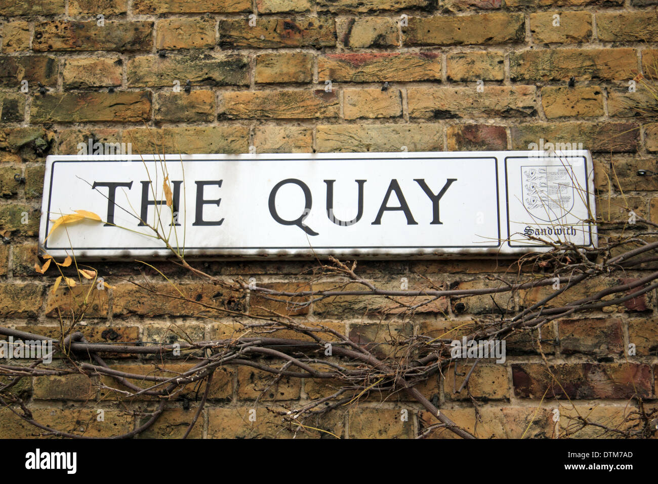 Il Quay Road Sign nella storica cittadina di Sandwich Kent, Inghilterra, Regno Unito. Foto Stock