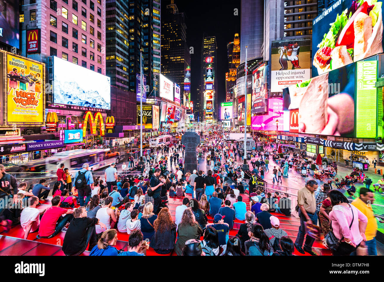 La folla in Times Square, New York New York, Stati Uniti d'America. Foto Stock