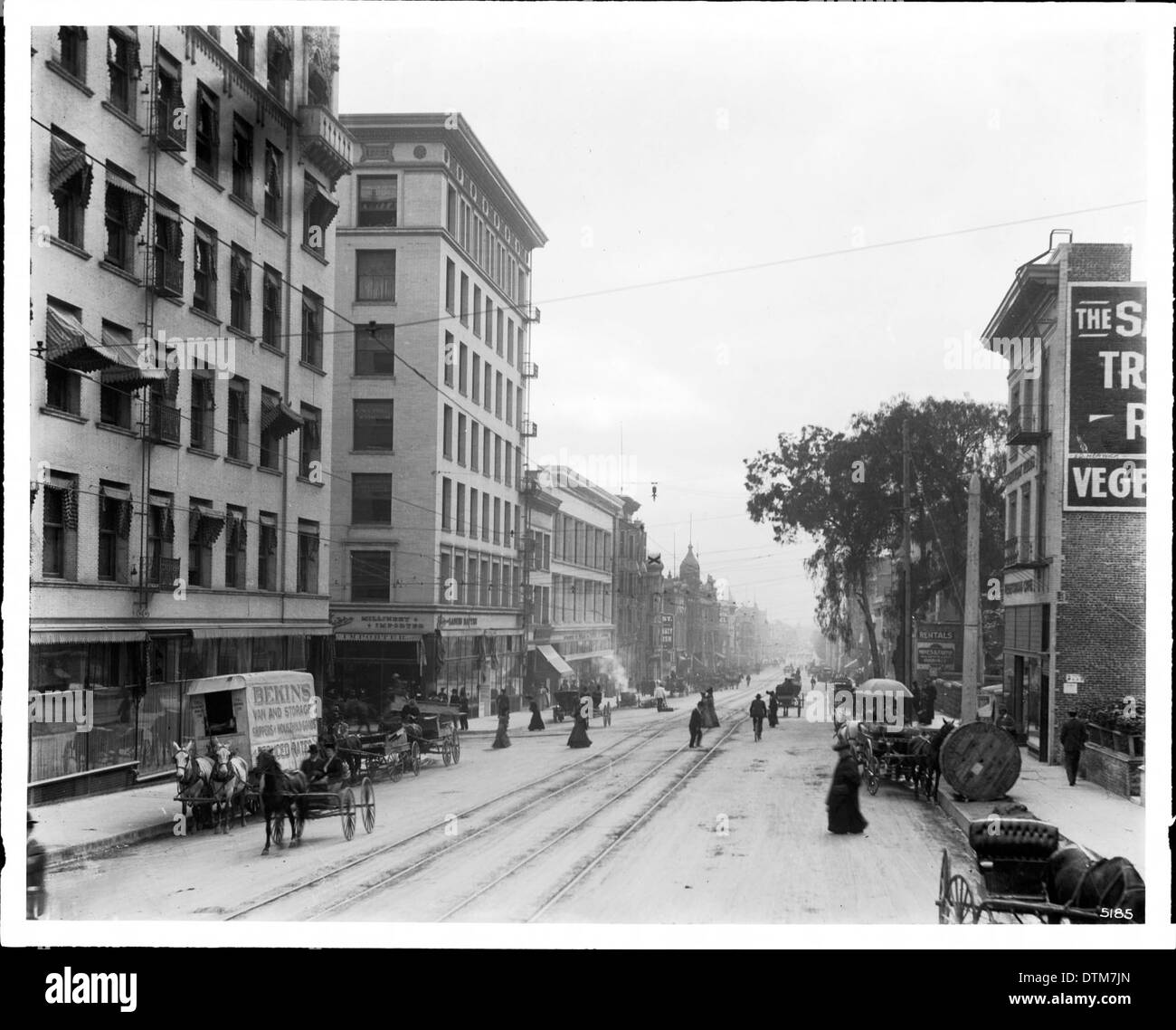 Una vista di Hill Street a Los Angeles, guardando a sud da Third Street, catturata intorno al 1903, mostrando la crescita urbana e il paesaggio urbano della prima Los Angeles. Foto Stock