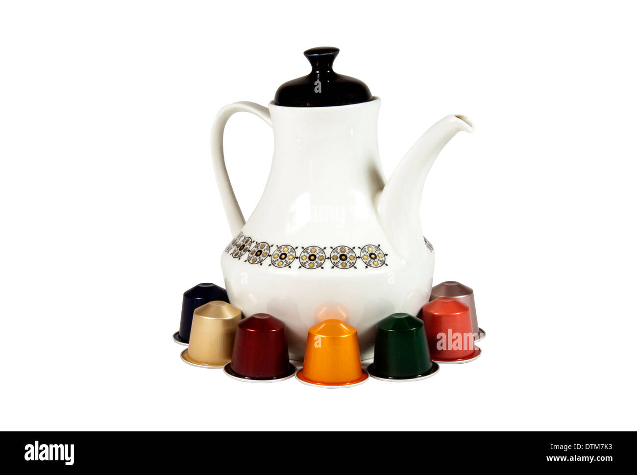 Colorate isolato le cialde di caffè e pot su bianco Foto Stock