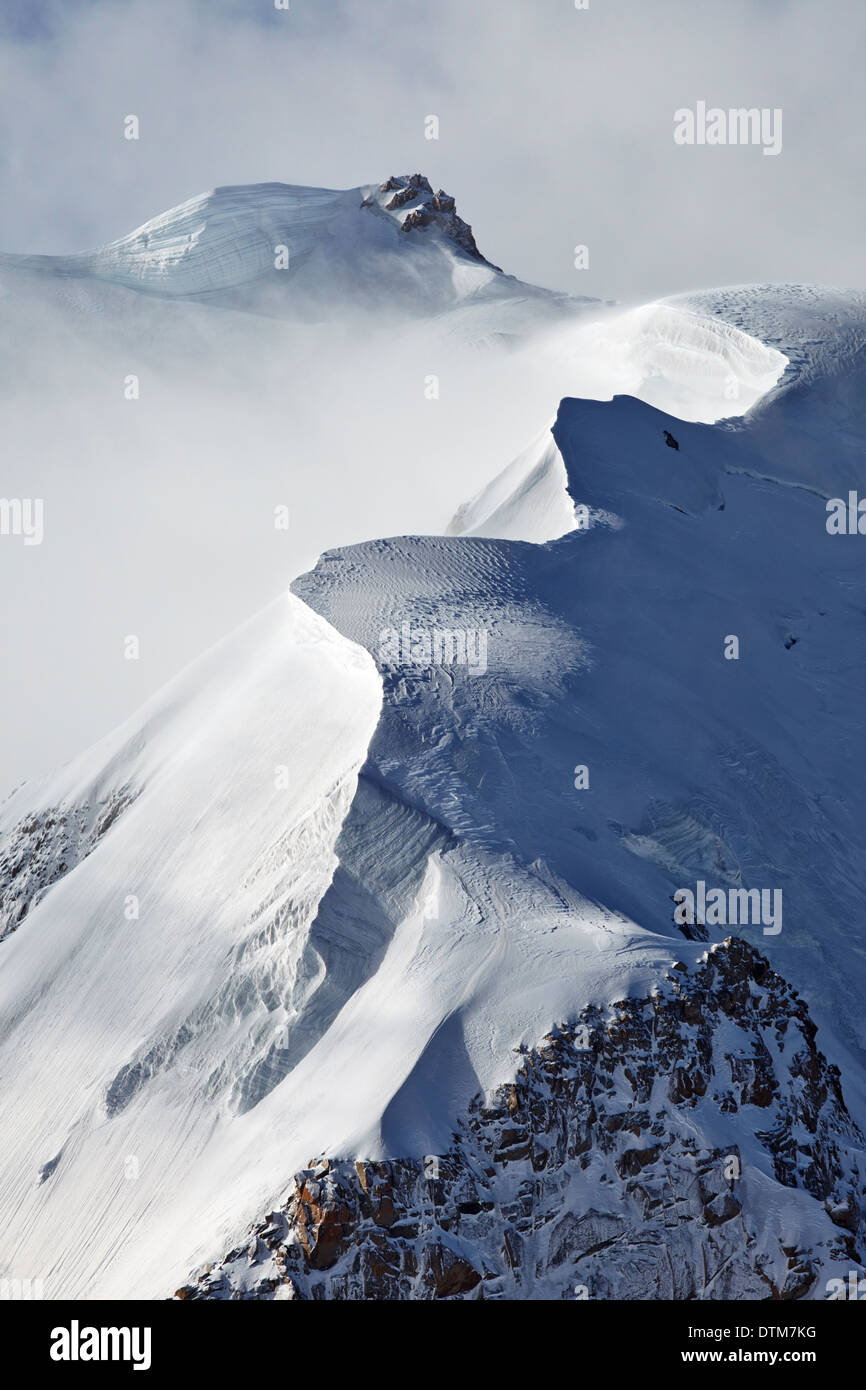 Cime innevate viste dall'Aiguille du Midi, alta nelle Alpi francesi al di sopra della valle di Chamonix. Foto Stock