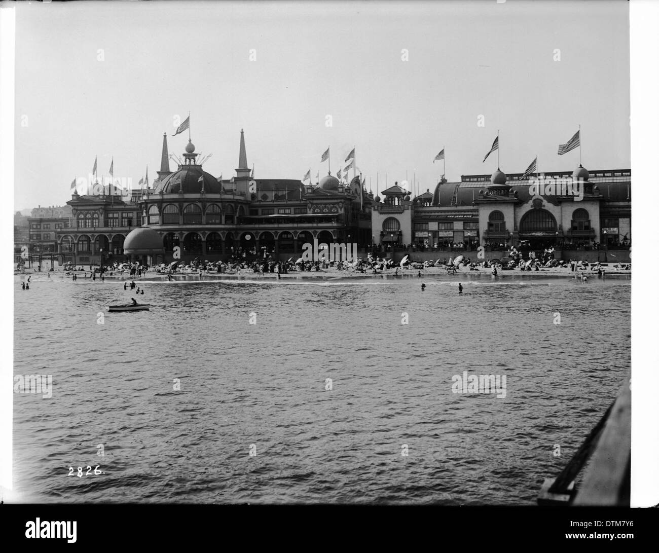 Vista di Santa Cruz Beach Boardwalk's Casino e edifici a tuffo dal molo, ca.1907-1911 Foto Stock