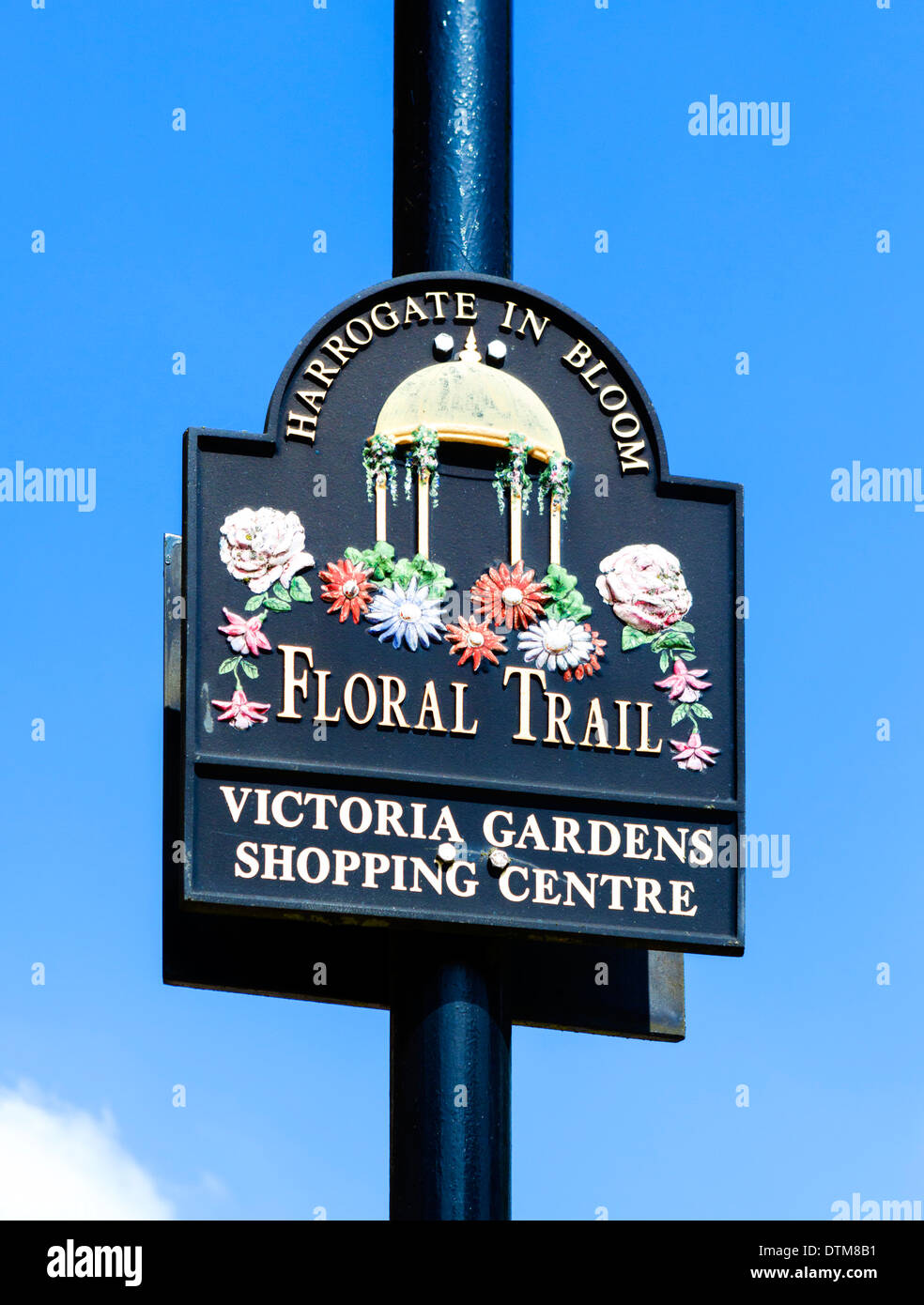 Segno per Harrogate in Bloom sentiero floreale in città centtre, Harrogate, North Yorkshire, Inghilterra, Regno Unito Foto Stock