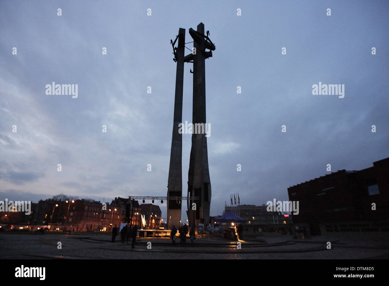 Gdansk, Polonia 20th, febbraio 2014 Pro-Ukrainian rally a Danzica presso la piazza di solidarietà sotto la caduta dei lavoratori del cantiere monumento. Sindaci di TriCity - Gdansk, Sopot e Gdynia, Eurodputies ,le autorità locali e i cittadini di Danzica rendere omaggio ai caduti Euromaidan contestatori. Credito: Michal Fludra/Alamy Live News Foto Stock