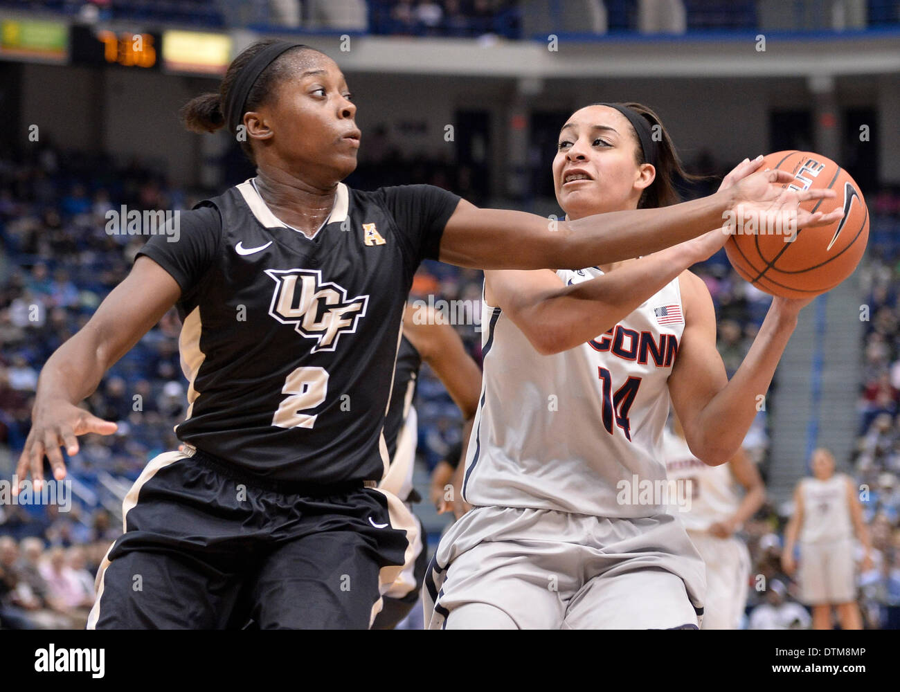 Hartford, CT, Stati Uniti d'America. 19 feb 2014. Mercoledì 19 Febbraio 2014: UConn huskies guard Bria Hartley (14) rigidi per il cesto contro Florida centrale la protezione dei Cavalieri Andrea Hines (2) durante la prima metà del NCAA womens gioco di basket tra Central Florida e nel Connecticut a XL centro di Hartford, CT. UConn ha vinto molto facilmente su UCF 83-35. Bill Shettle / Cal Sport Media. © csm/Alamy Live News Foto Stock