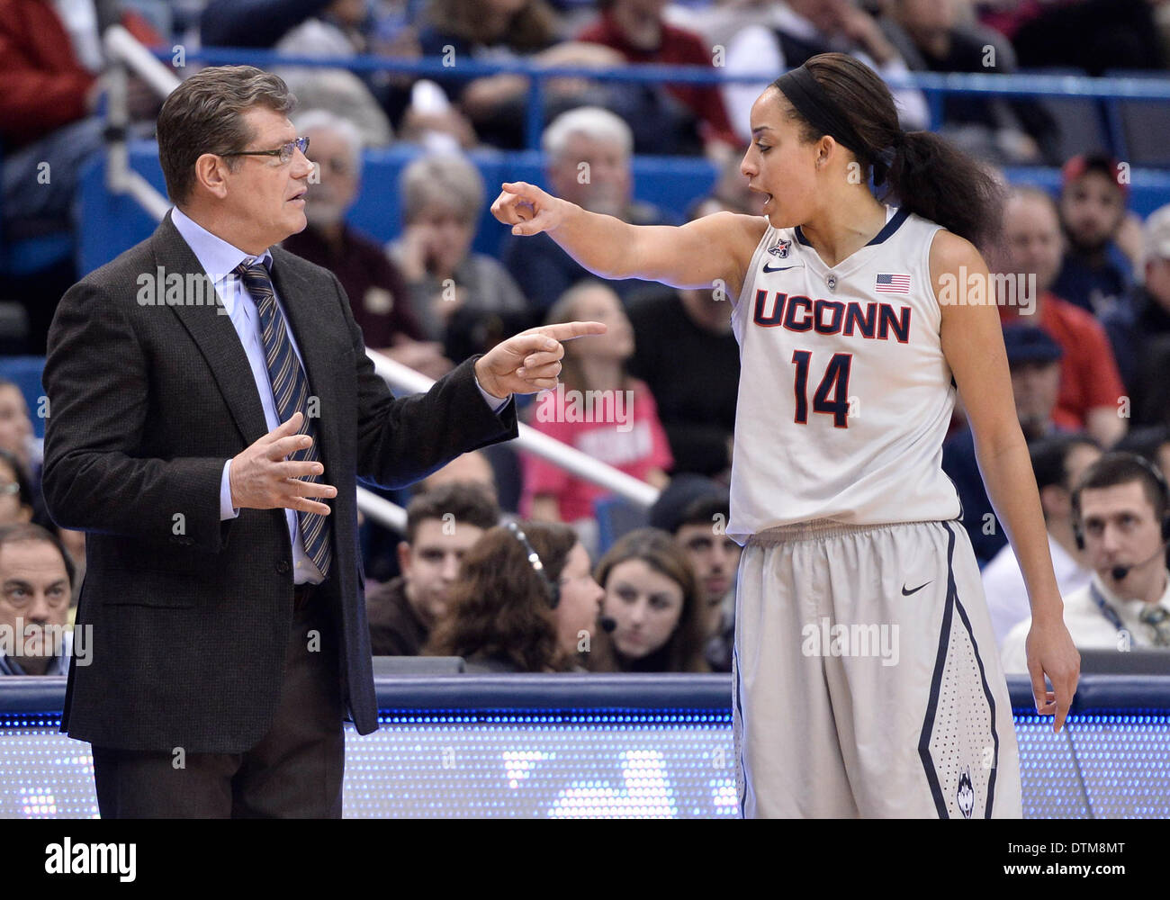 Hartford, CT, Stati Uniti d'America. 19 feb 2014. Mercoledì 19 Febbraio 2014: UConn huskies guard Bria Hartley (14) parla di UConn huskies head coach Geno Auriemma lungo il margine durante la seconda metà del NCAA womens gioco di basket tra Central Florida e nel Connecticut a XL centro di Hartford, CT. UConn ha vinto molto facilmente su UCF 83-35. Bill Shettle / Cal Sport Media. © csm/Alamy Live News Foto Stock