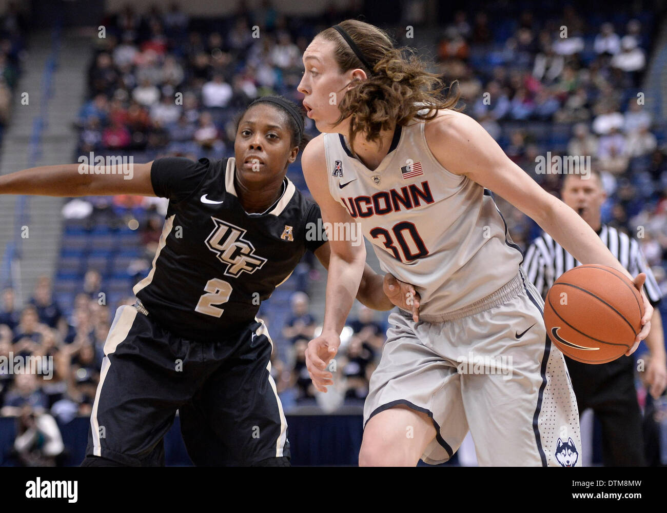 Hartford, CT, Stati Uniti d'America. 19 feb 2014. Mercoledì 19 Febbraio 2014: UConn huskies guard-forward di Luka Stewart (30) rigidi per il cestello passato della Florida centrale la protezione dei Cavalieri Andrea Hines (2) durante la prima metà del NCAA womens gioco di basket tra Central Florida e nel Connecticut a XL centro di Hartford, CT. Bill Shettle / Cal Sport Media. © csm/Alamy Live News Foto Stock