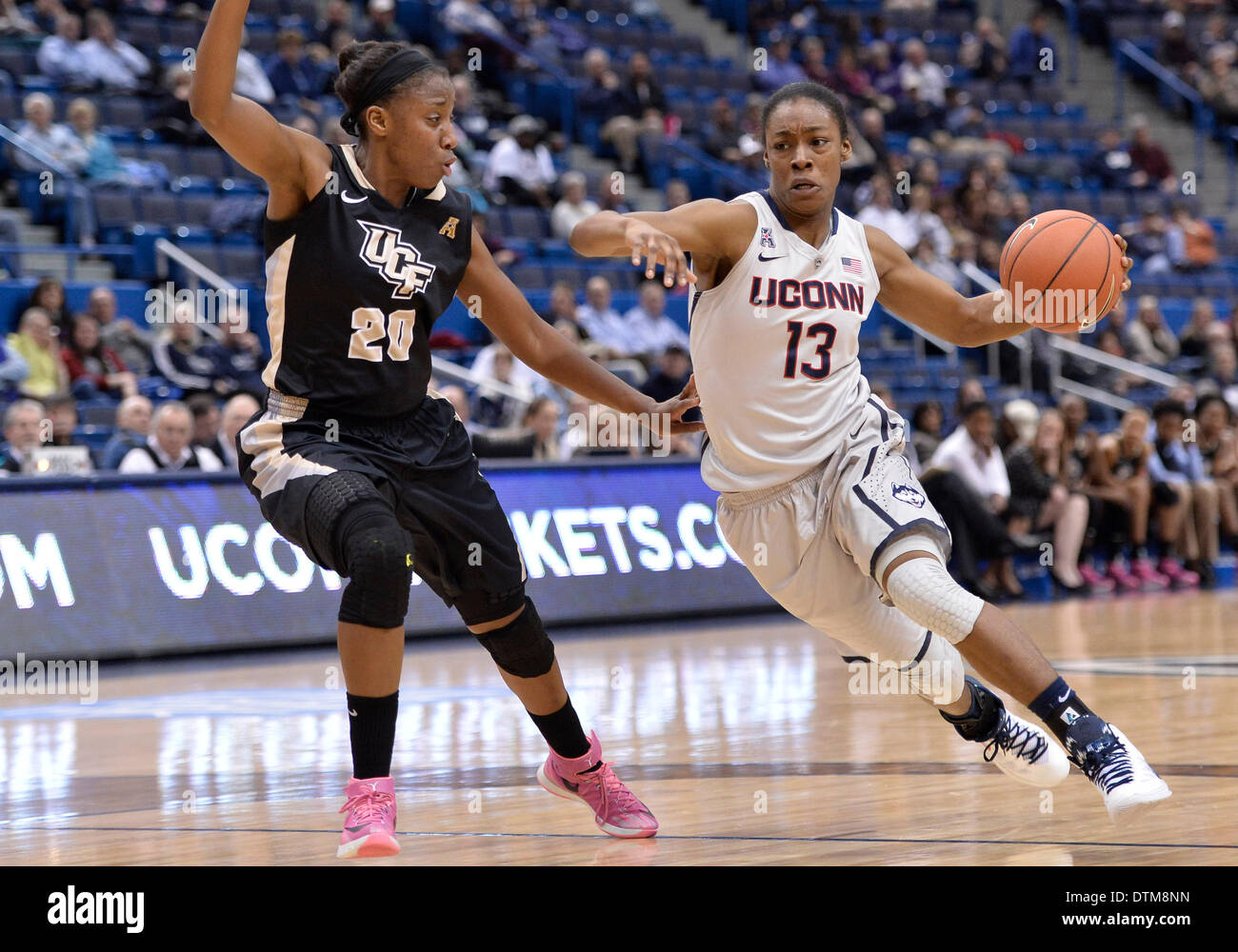 Hartford, CT, Stati Uniti d'America. 19 feb 2014. Mercoledì 19 Febbraio 2014: UConn huskies guard Brianna banche (13) aziona il carrello contro il Central Florida Cavalieri avanti Sara Djassi (20) durante la seconda metà del NCAA womens gioco di basket tra Central Florida e nel Connecticut a XL centro di Hartford, CT. UConn ha vinto molto facilmente su UCF 83-35. Bill Shettle / Cal Sport Media. © csm/Alamy Live News Foto Stock