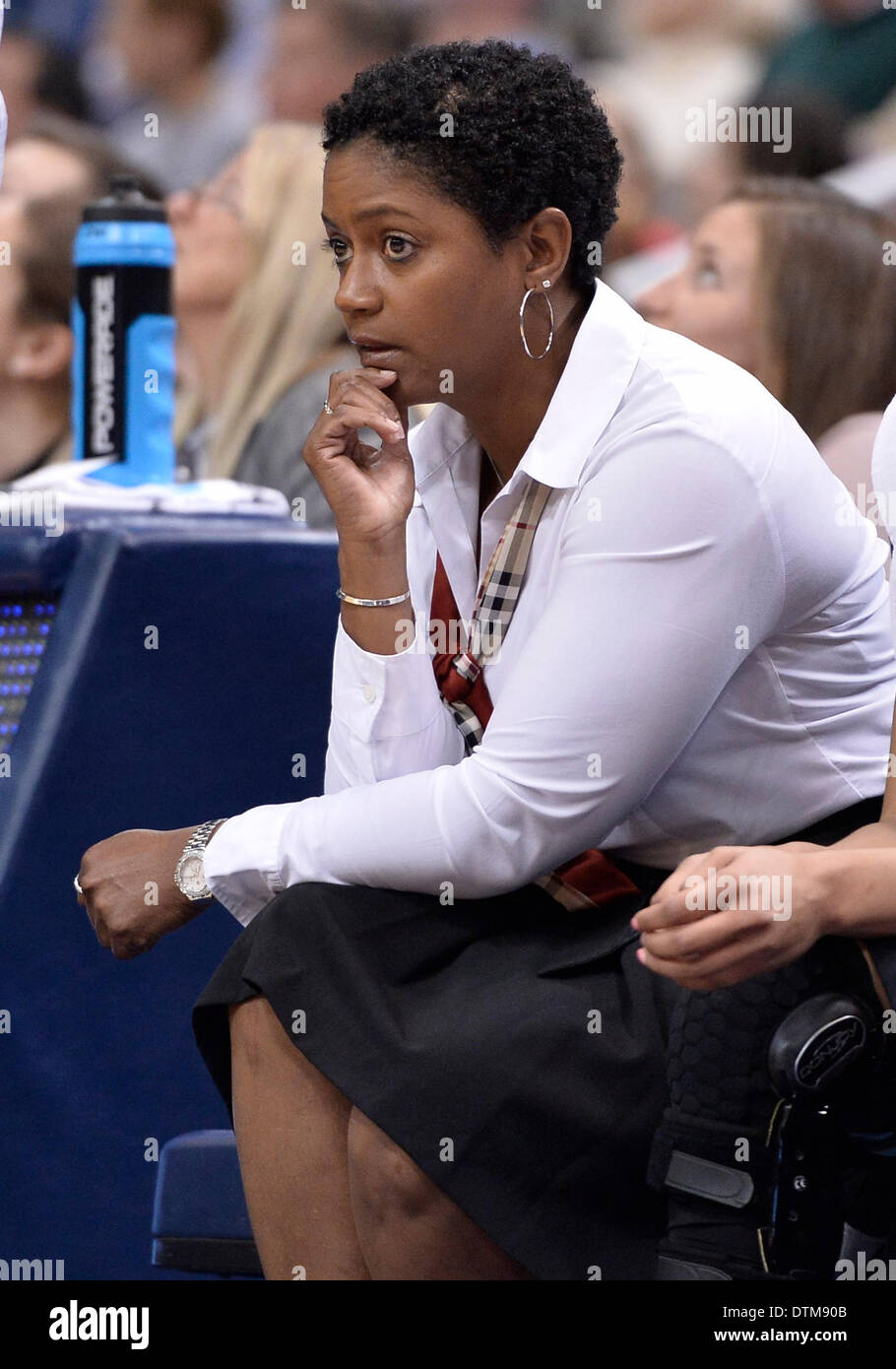 Hartford, CT, Stati Uniti d'America. 19 feb 2014. Mercoledì 19 Febbraio 2014: Central Florida Cavalieri head coach Joi Williams guarda su dal margine durante la prima metà del NCAA womens gioco di basket tra Central Florida e nel Connecticut a XL centro di Hartford, CT. UConn ha vinto molto facilmente su UCF 83-35. Bill Shettle / Cal Sport Media. © csm/Alamy Live News Foto Stock