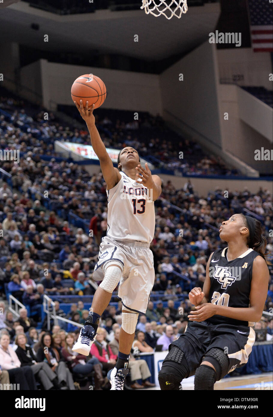 Hartford, CT, Stati Uniti d'America. 19 feb 2014. Mercoledì 19 Febbraio 2014: UConn huskies guard Brianna banche (13) stabilisce la palla in alto per un facile cestello, con Central Florida Cavalieri avanti Sara Djassi (20) che guarda durante la prima metà del NCAA womens gioco di basket tra Central Florida e nel Connecticut a XL centro di Hartford, CT. UConn ha vinto molto facilmente su UCF 83-35. Bill Shettle / Cal Sport Media. © csm/Alamy Live News Foto Stock
