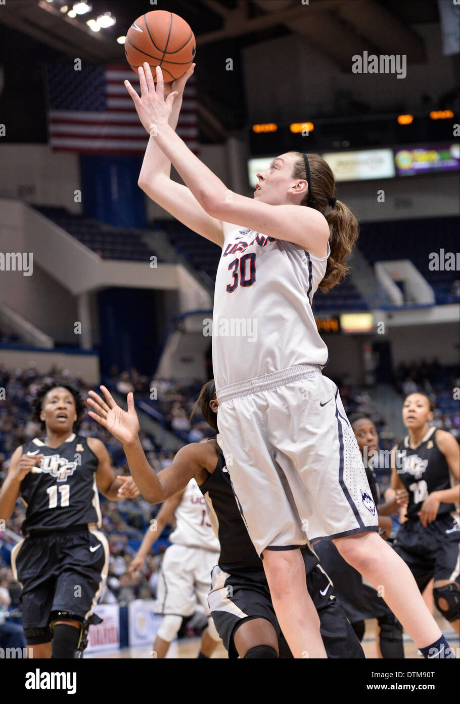 Hartford, CT, Stati Uniti d'America. 19 feb 2014. Mercoledì 19 Febbraio 2014: UConn huskies guard-forward di Luka Stewart (30) va al cestello in basso, con il Central Florida Cavalieri avanti/center Yanique Gordon (11) che guarda durante la prima metà del NCAA womens gioco di basket tra Central Florida e nel Connecticut a XL centro di Hartford, CT. UConn ha vinto molto facilmente su UCF 83-35. Bill Shettle / Cal Sport Media. © csm/Alamy Live News Foto Stock