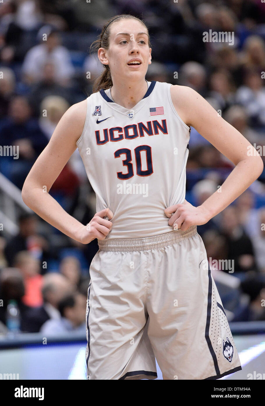 Hartford, CT, Stati Uniti d'America. 19 feb 2014. Mercoledì 19 Febbraio 2014: UConn huskies guard-forward di Luka Stewart (30) si affaccia su durante la seconda metà del NCAA womens gioco di basket tra Central Florida e nel Connecticut a XL centro di Hartford, CT. UConn ha vinto molto facilmente su UCF 83-35. Bill Shettle / Cal Sport Media. © csm/Alamy Live News Foto Stock