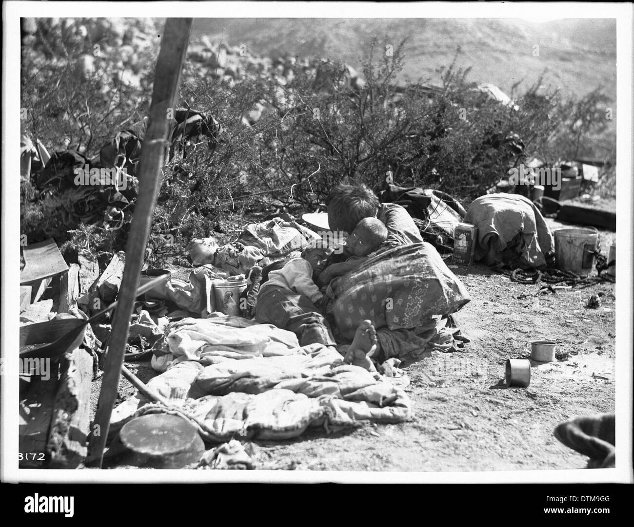 Una donna e bambini indiani Walapai campeggiano fuori dalla loro abitazione a Hackbury, Arizona, intorno al 1900, catturando il loro stile di vita tradizionale e le loro condizioni di vita. Foto Stock
