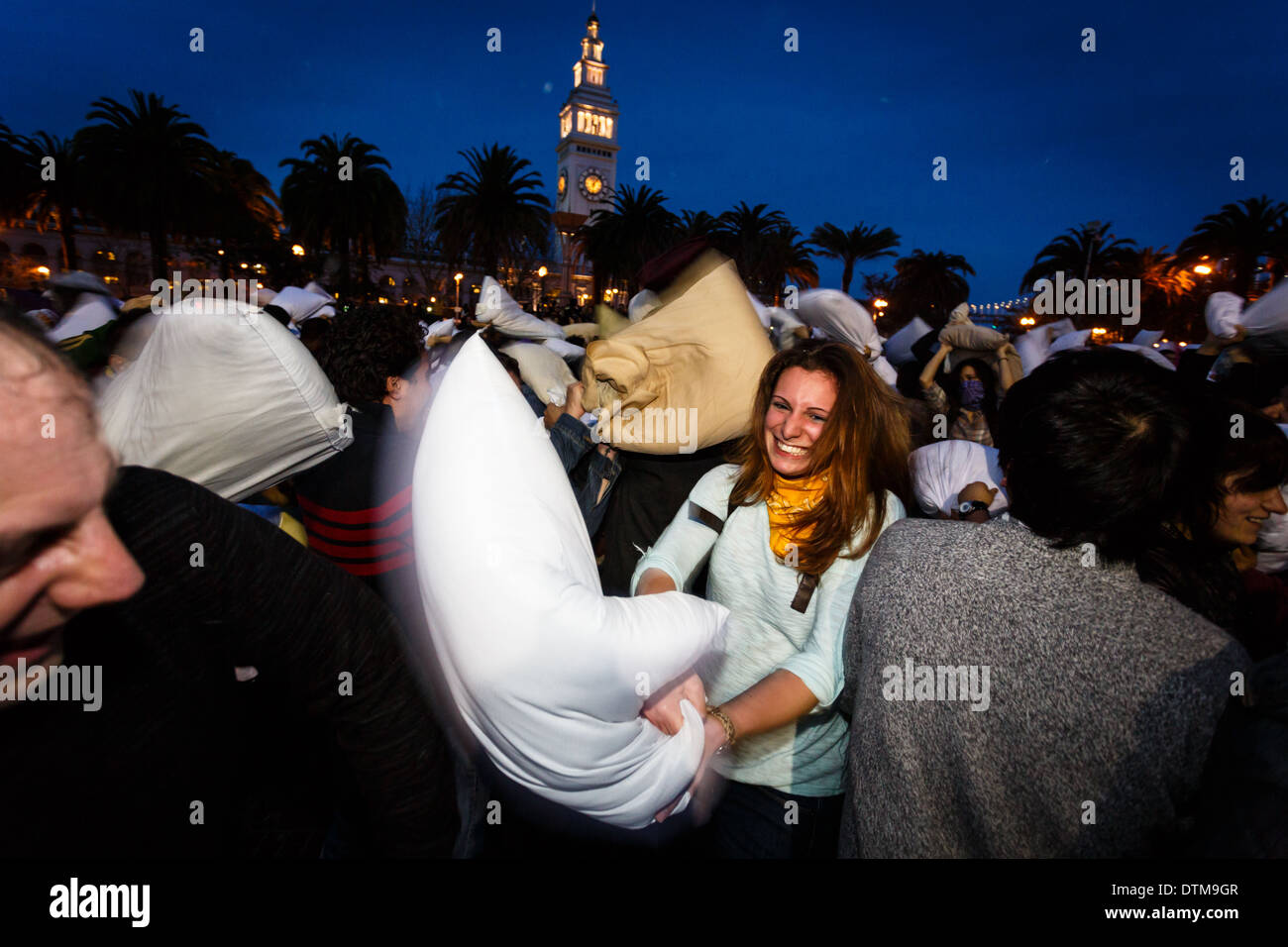 Felice folla si raduna a San Francisco per festeggiare il giorno di San Valentino la sera con un cordiale pillow fight. Foto Stock