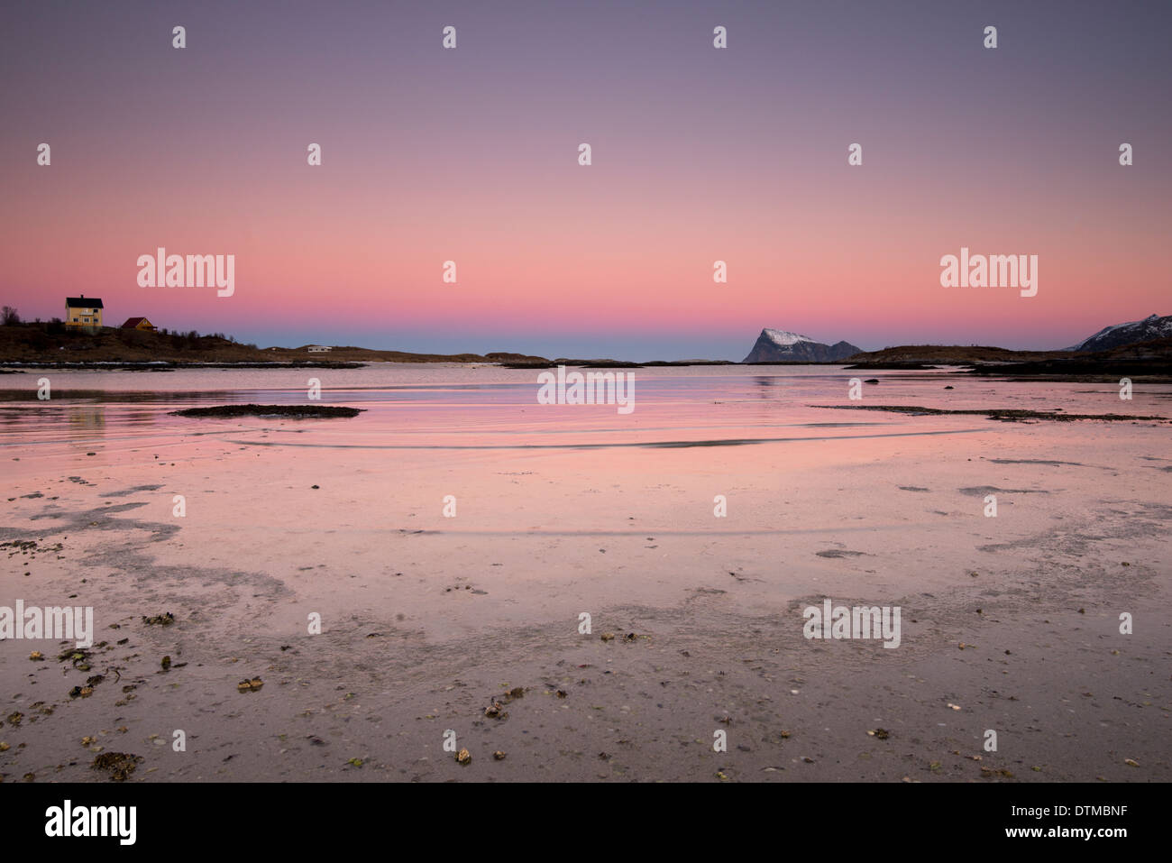 Artico al crepuscolo di una spiaggia su Sommaroy vicino a Tromso, Norvegia Foto Stock